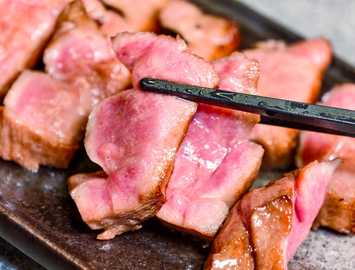 [高雄燒肉推薦]明燒肉文自旗艦店-海鮮控和牛控都來!超有儀式感高雄燒肉無菜單!最扯的雙人帝王蟹燒肉套餐 @美食好芃友（芃芃）