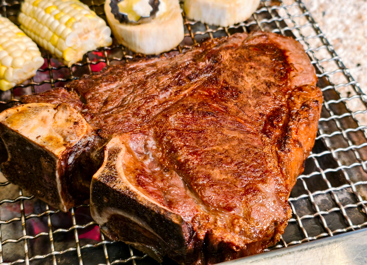 [高雄燒肉推薦]明燒肉文自旗艦店-海鮮控和牛控都來!超有儀式感高雄燒肉無菜單!最扯的雙人帝王蟹燒肉套餐 @美食好芃友（芃芃）