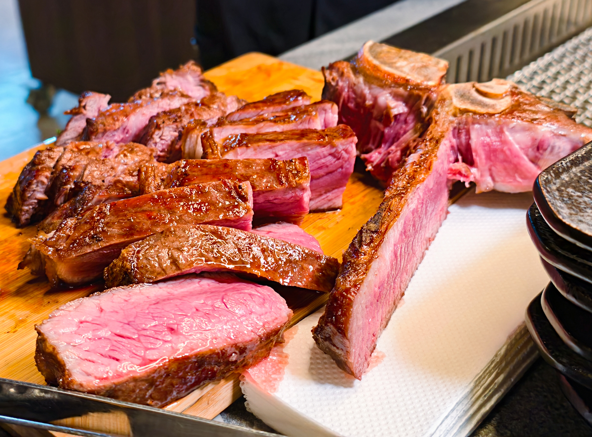 [高雄燒肉推薦]明燒肉文自旗艦店-海鮮控和牛控都來!超有儀式感高雄燒肉無菜單!最扯的雙人帝王蟹燒肉套餐 @美食好芃友（芃芃）