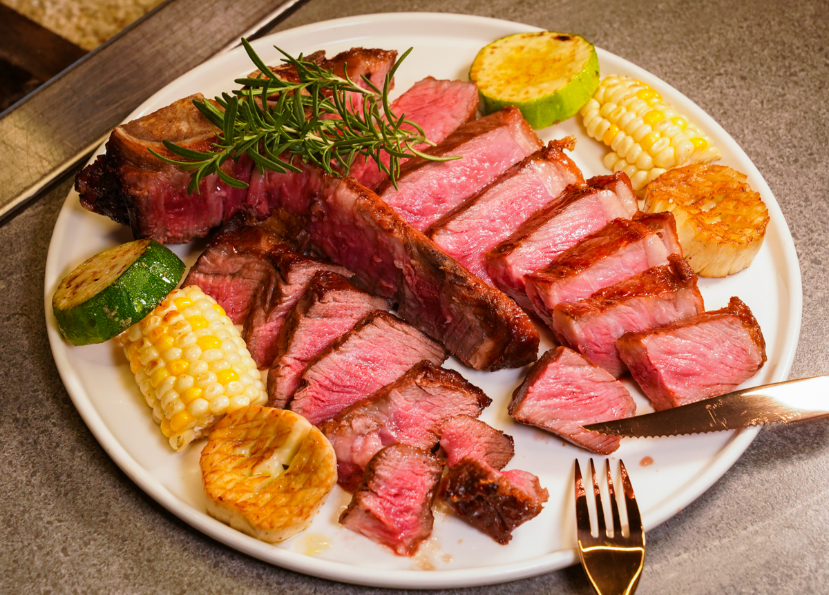 [高雄燒肉推薦]明燒肉文自旗艦店-海鮮控和牛控都來!超有儀式感高雄燒肉無菜單!最扯的雙人帝王蟹燒肉套餐 @美食好芃友（芃芃）