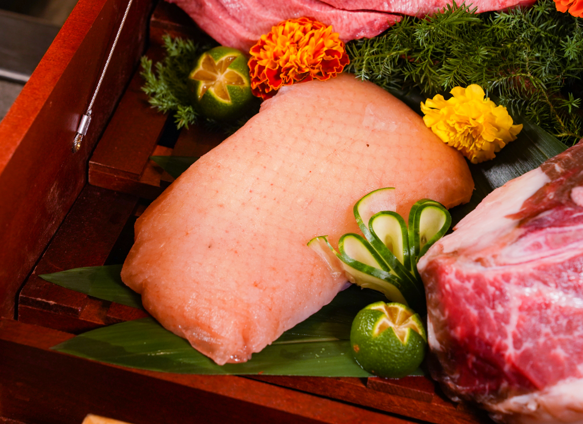 [高雄燒肉推薦]明燒肉文自旗艦店-海鮮控和牛控都來!超有儀式感高雄燒肉無菜單!最扯的雙人帝王蟹燒肉套餐 @美食好芃友（芃芃）