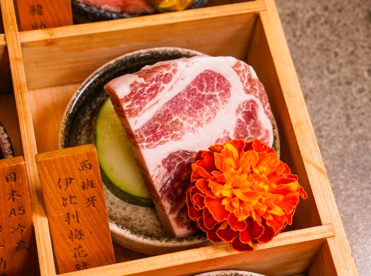 [高雄燒肉推薦]明燒肉文自旗艦店-海鮮控和牛控都來!超有儀式感高雄燒肉無菜單!最扯的雙人帝王蟹燒肉套餐 @美食好芃友（芃芃）