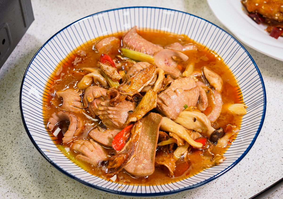 [仁武]百味饕客熱炒-仁雄路隱藏版仁武熱炒、私房川菜! 必吃沙茶螃蟹、重慶烤魚、乾鍋海蝦 @美食好芃友（芃芃）