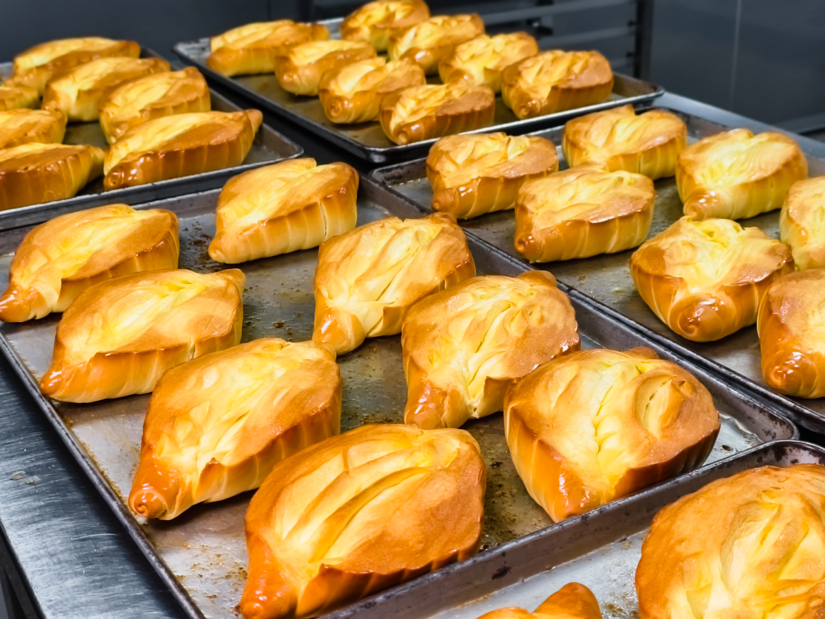 [高雄]方師傅點心坊-在地人吃20年經典高雄羅宋代表!香酥外皮奶香濃郁~也是超夯的高雄伴手禮 @美食好芃友（芃芃）