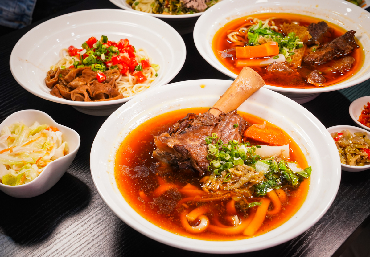 [高雄]沃牛麵館-岡山羊肉一條街旁巷弄高雄牛肉麵!必吃肉超嫩巨棒牛膝麵~剁椒肥腸麵辣得涮嘴 @美食好芃友（芃芃）