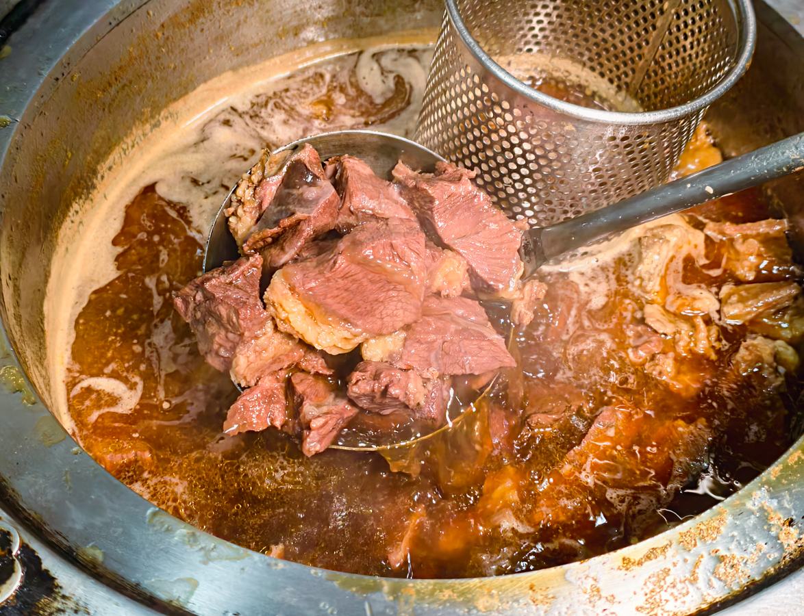 [高雄]沃牛麵館-岡山羊肉一條街旁巷弄高雄牛肉麵!必吃肉超嫩巨棒牛膝麵~剁椒肥腸麵辣得涮嘴 @美食好芃友（芃芃）