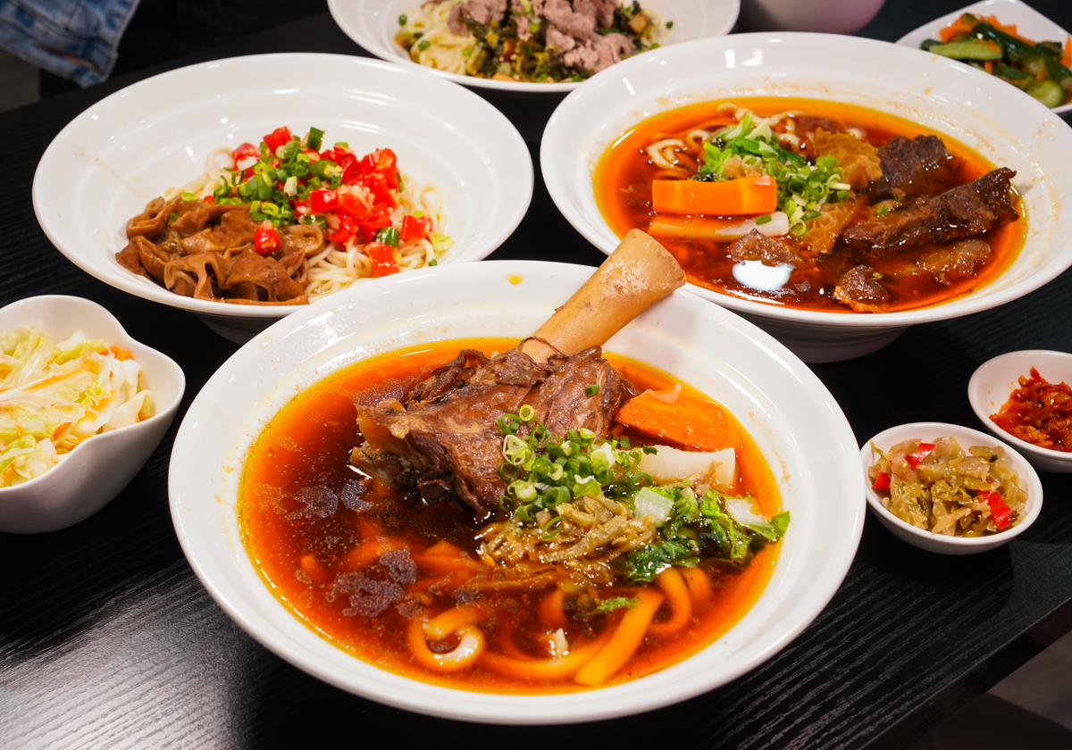 [高雄]沃牛麵館-岡山羊肉一條街旁巷弄高雄牛肉麵!必吃肉超嫩巨棒牛膝麵~剁椒肥腸麵辣得涮嘴 @美食好芃友（芃芃）