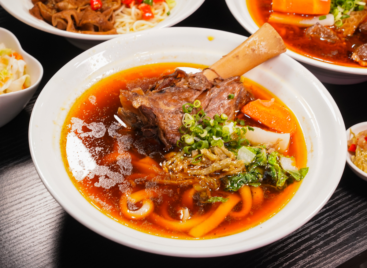 [高雄]沃牛麵館-岡山羊肉一條街旁巷弄高雄牛肉麵!必吃肉超嫩巨棒牛膝麵~剁椒肥腸麵辣得涮嘴 @美食好芃友（芃芃）