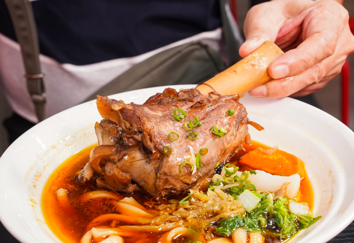 [高雄]沃牛麵館-岡山羊肉一條街旁巷弄高雄牛肉麵!必吃肉超嫩巨棒牛膝麵~剁椒肥腸麵辣得涮嘴 @美食好芃友（芃芃）