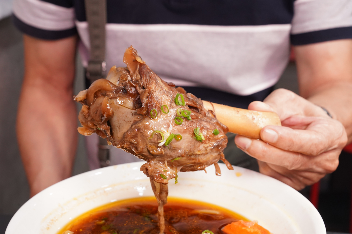 [高雄]沃牛麵館-岡山羊肉一條街旁巷弄高雄牛肉麵!必吃肉超嫩巨棒牛膝麵~剁椒肥腸麵辣得涮嘴 @美食好芃友（芃芃）