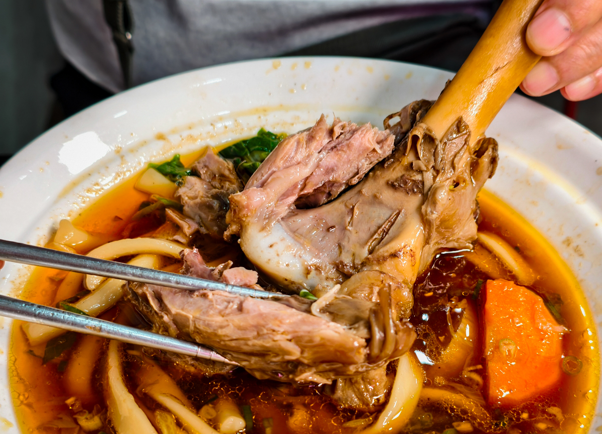 [高雄]沃牛麵館-岡山羊肉一條街旁巷弄高雄牛肉麵!必吃肉超嫩巨棒牛膝麵~剁椒肥腸麵辣得涮嘴 @美食好芃友（芃芃）