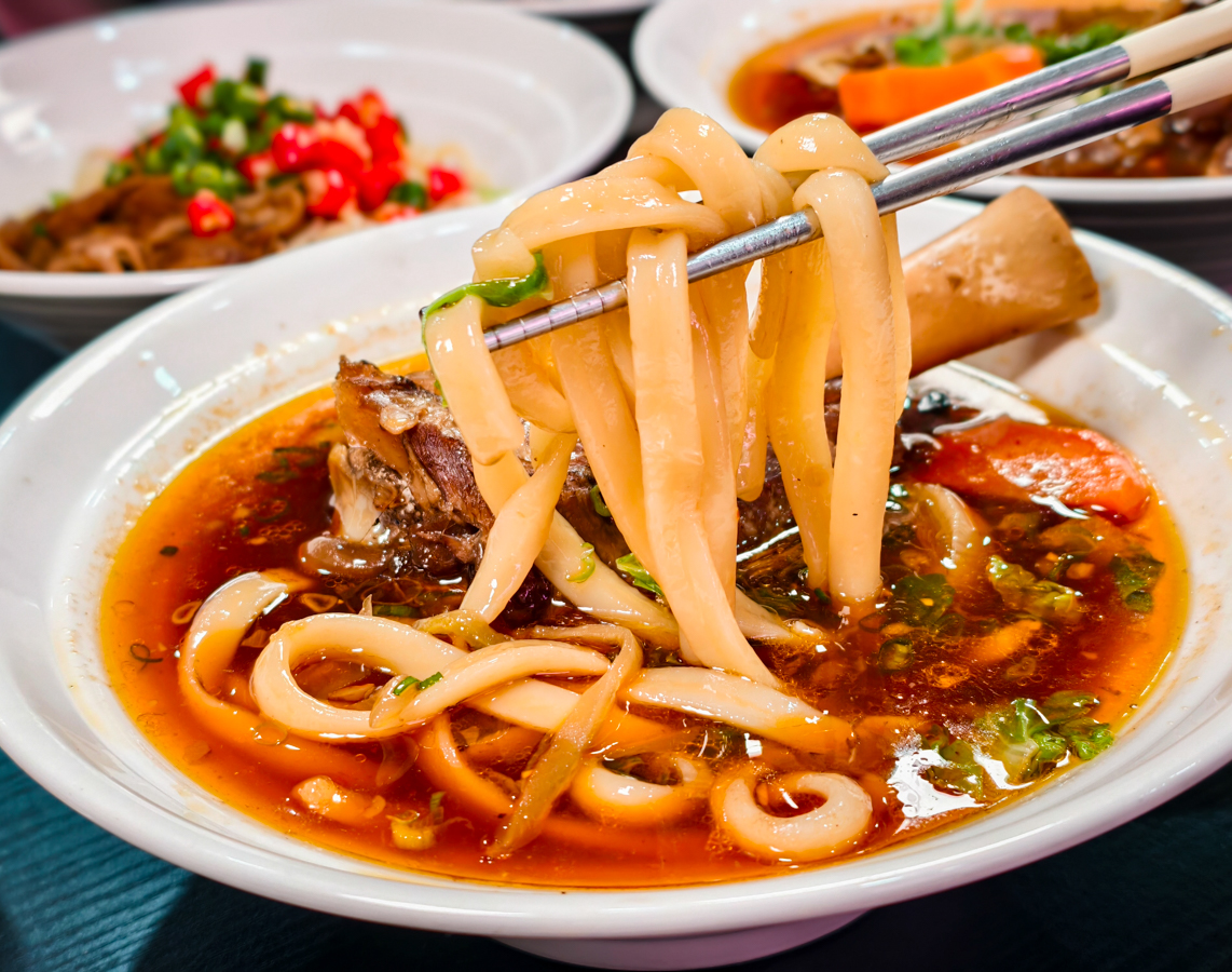 [高雄]沃牛麵館-岡山羊肉一條街旁巷弄高雄牛肉麵!必吃肉超嫩巨棒牛膝麵~剁椒肥腸麵辣得涮嘴 @美食好芃友（芃芃）