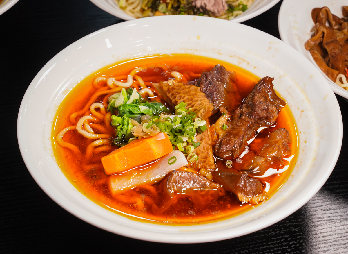 [高雄]沃牛麵館-岡山羊肉一條街旁巷弄高雄牛肉麵!必吃肉超嫩巨棒牛膝麵~剁椒肥腸麵辣得涮嘴 @美食好芃友（芃芃）