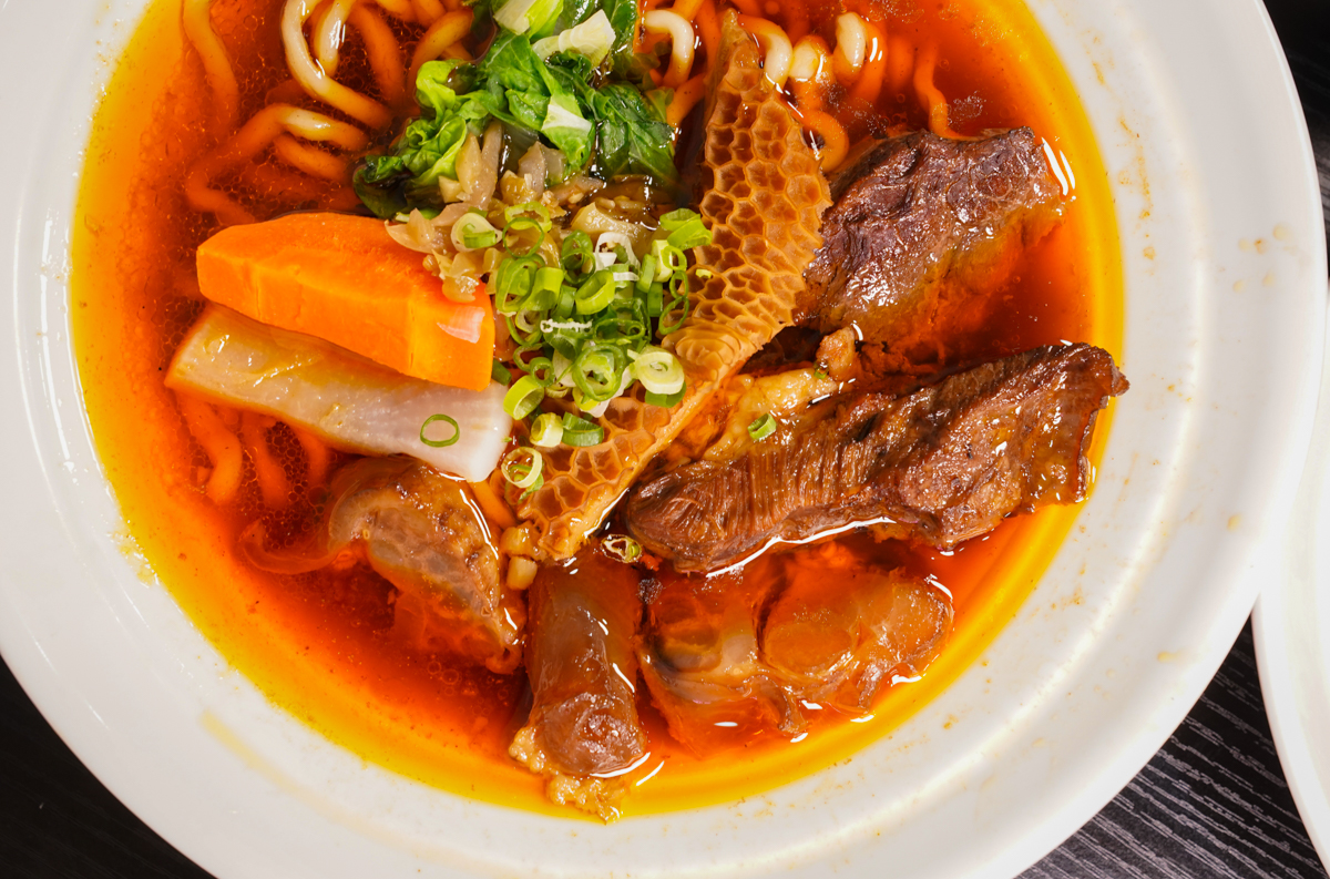 [高雄]沃牛麵館-岡山羊肉一條街旁巷弄高雄牛肉麵!必吃肉超嫩巨棒牛膝麵~剁椒肥腸麵辣得涮嘴 @美食好芃友（芃芃）