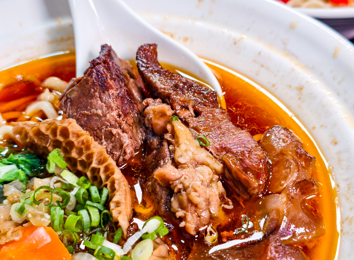[高雄]沃牛麵館-岡山羊肉一條街旁巷弄高雄牛肉麵!必吃肉超嫩巨棒牛膝麵~剁椒肥腸麵辣得涮嘴 @美食好芃友（芃芃）