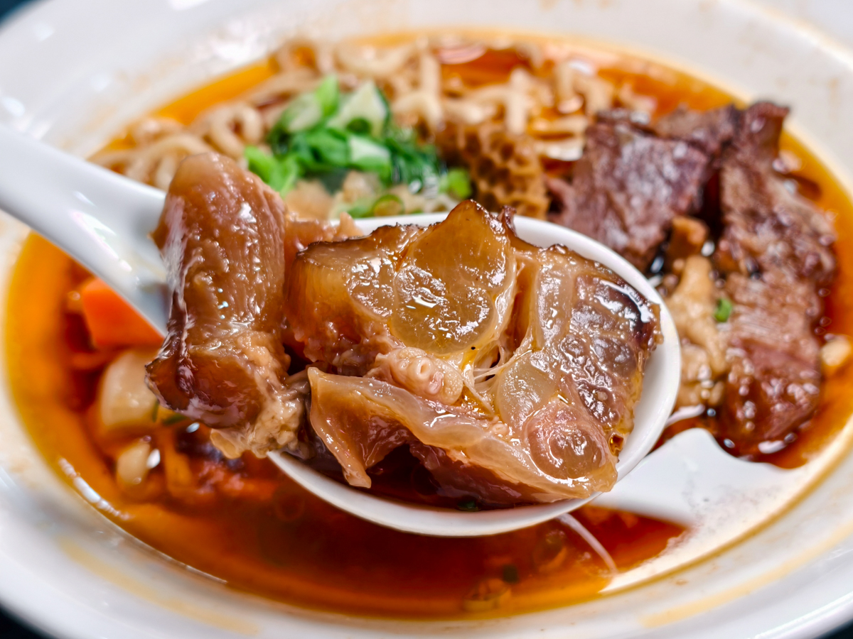 [高雄]沃牛麵館-岡山羊肉一條街旁巷弄高雄牛肉麵!必吃肉超嫩巨棒牛膝麵~剁椒肥腸麵辣得涮嘴 @美食好芃友（芃芃）