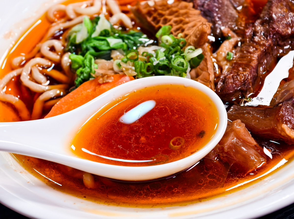 [高雄]沃牛麵館-岡山羊肉一條街旁巷弄高雄牛肉麵!必吃肉超嫩巨棒牛膝麵~剁椒肥腸麵辣得涮嘴 @美食好芃友（芃芃）