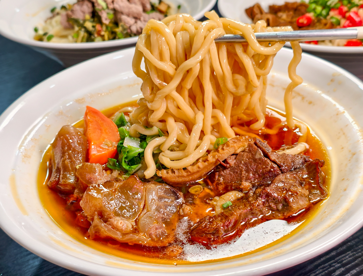 [高雄]沃牛麵館-岡山羊肉一條街旁巷弄高雄牛肉麵!必吃肉超嫩巨棒牛膝麵~剁椒肥腸麵辣得涮嘴 @美食好芃友（芃芃）