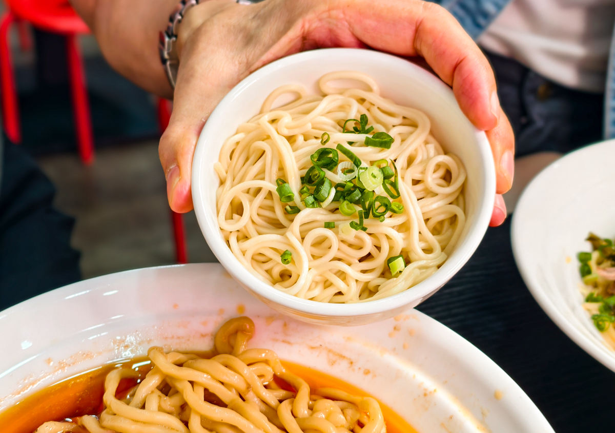 [高雄]沃牛麵館-岡山羊肉一條街旁巷弄高雄牛肉麵!必吃肉超嫩巨棒牛膝麵~剁椒肥腸麵辣得涮嘴 @美食好芃友（芃芃）