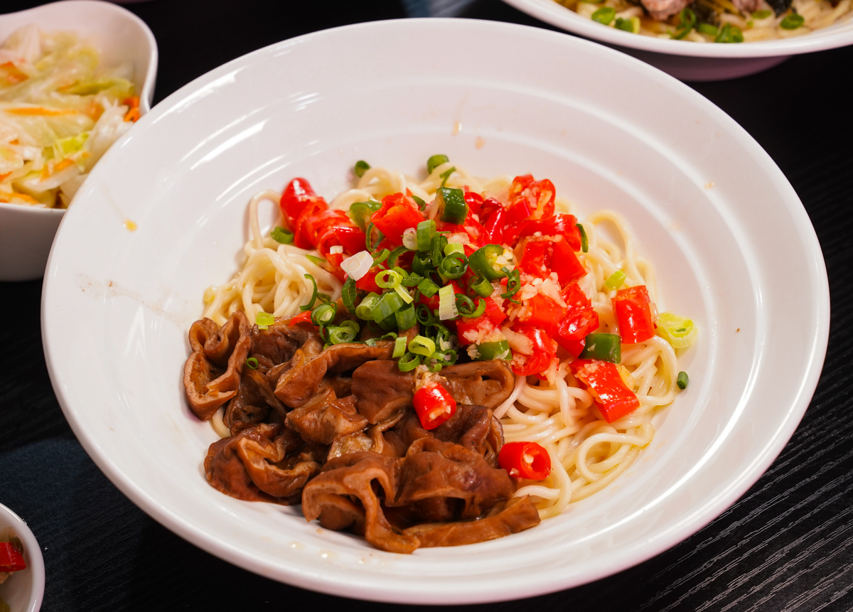 [高雄]沃牛麵館-岡山羊肉一條街旁巷弄高雄牛肉麵!必吃肉超嫩巨棒牛膝麵~剁椒肥腸麵辣得涮嘴 @美食好芃友（芃芃）