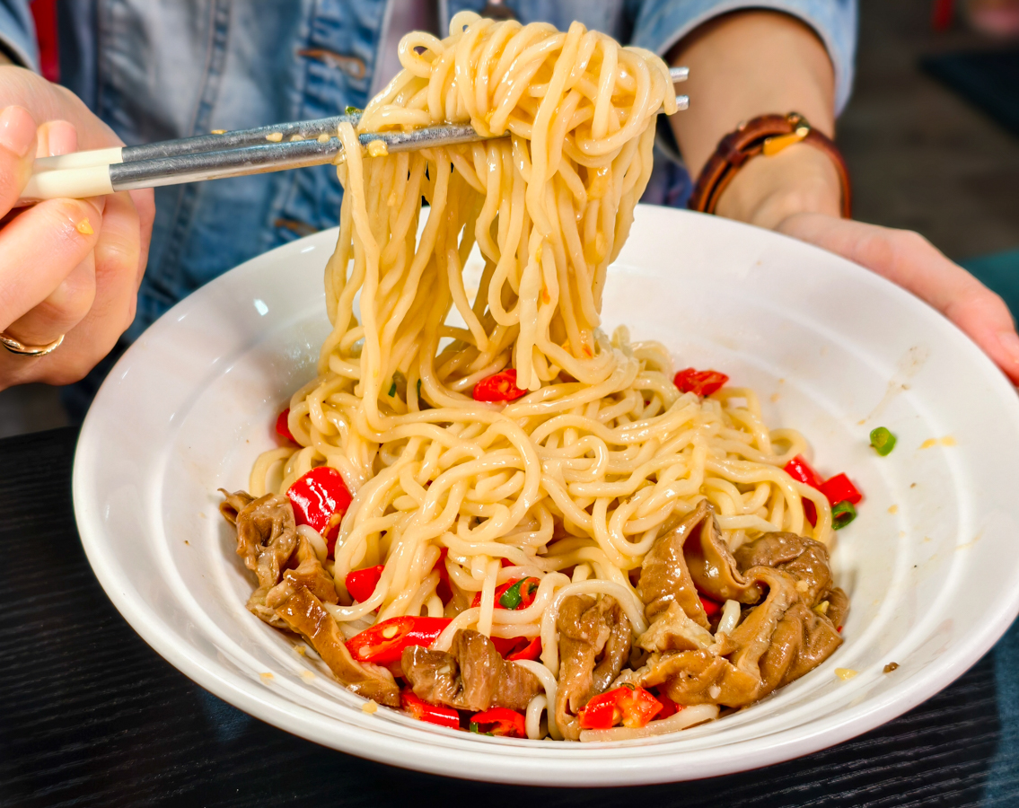 [高雄]沃牛麵館-岡山羊肉一條街旁巷弄高雄牛肉麵!必吃肉超嫩巨棒牛膝麵~剁椒肥腸麵辣得涮嘴 @美食好芃友（芃芃）