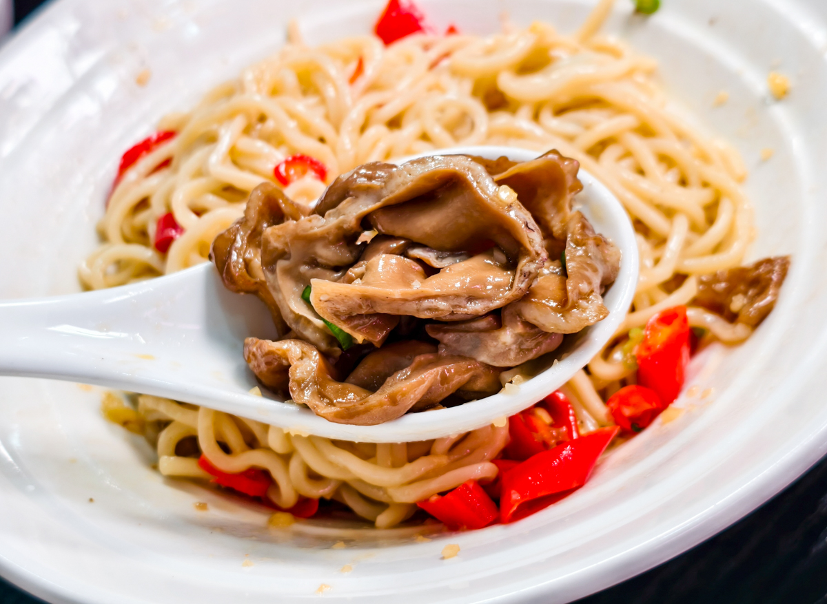 [高雄]沃牛麵館-岡山羊肉一條街旁巷弄高雄牛肉麵!必吃肉超嫩巨棒牛膝麵~剁椒肥腸麵辣得涮嘴 @美食好芃友（芃芃）