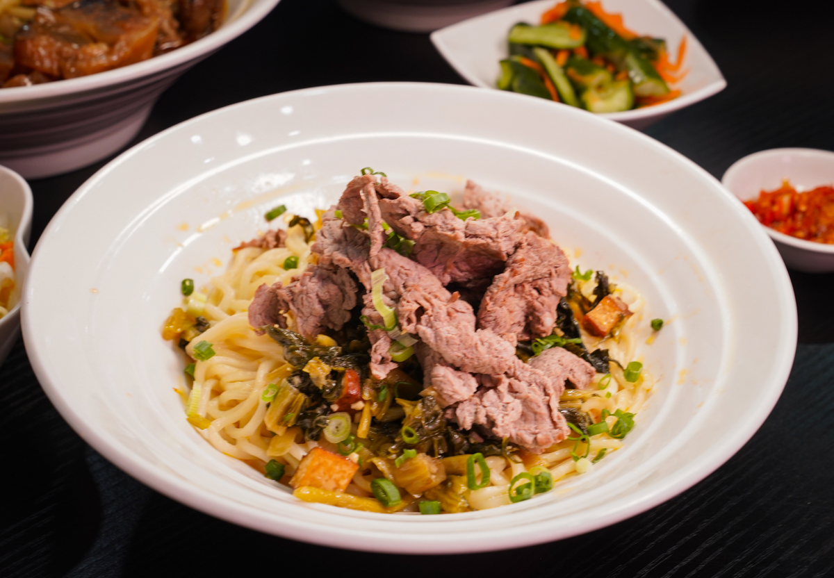 [高雄]沃牛麵館-岡山羊肉一條街旁巷弄高雄牛肉麵!必吃肉超嫩巨棒牛膝麵~剁椒肥腸麵辣得涮嘴 @美食好芃友（芃芃）