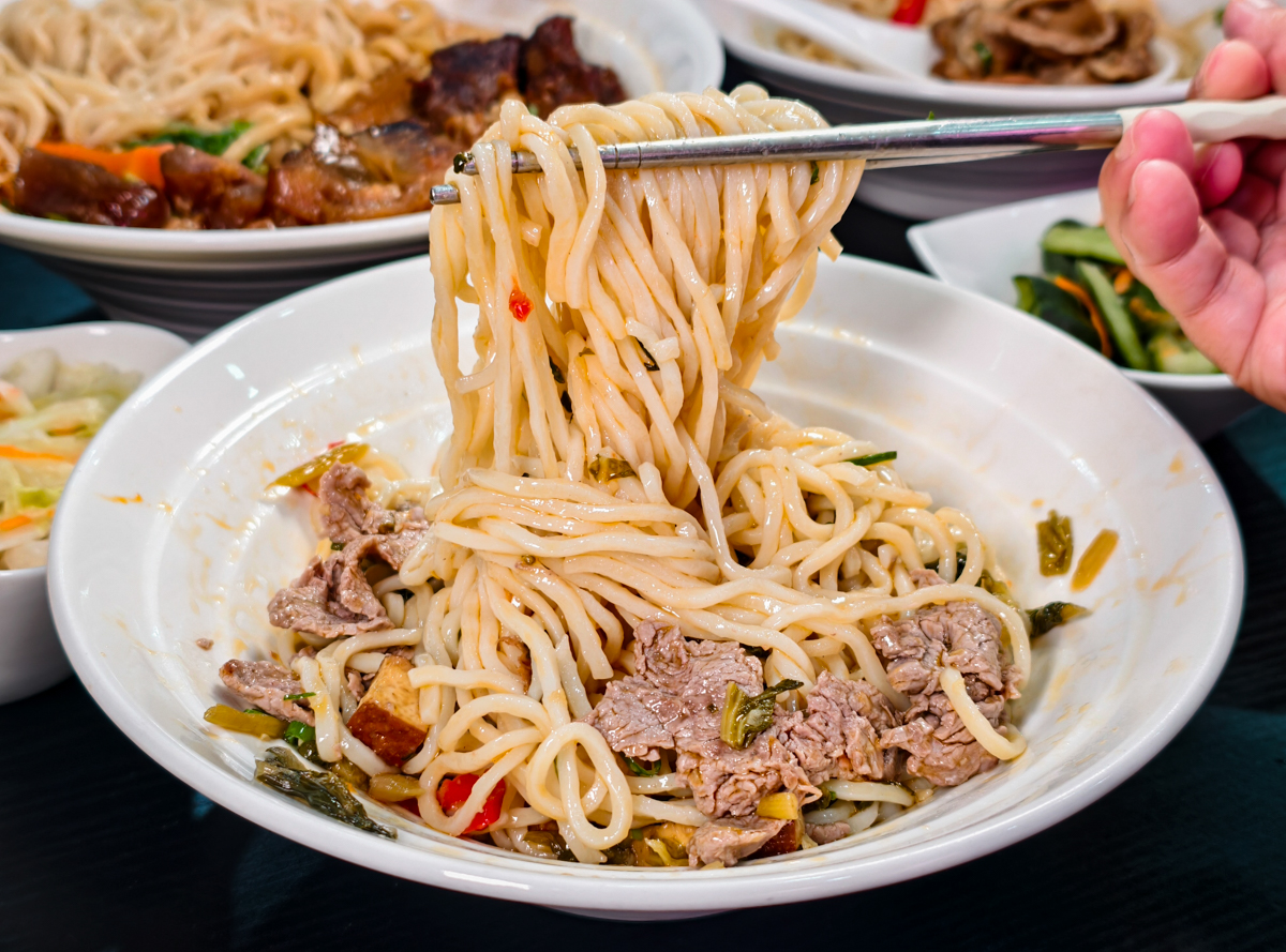 [高雄]沃牛麵館-岡山羊肉一條街旁巷弄高雄牛肉麵!必吃肉超嫩巨棒牛膝麵~剁椒肥腸麵辣得涮嘴 @美食好芃友（芃芃）