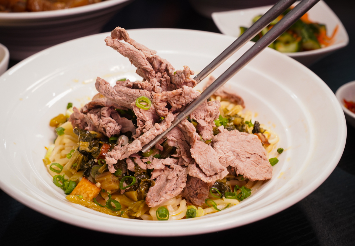 [高雄]沃牛麵館-岡山羊肉一條街旁巷弄高雄牛肉麵!必吃肉超嫩巨棒牛膝麵~剁椒肥腸麵辣得涮嘴 @美食好芃友（芃芃）