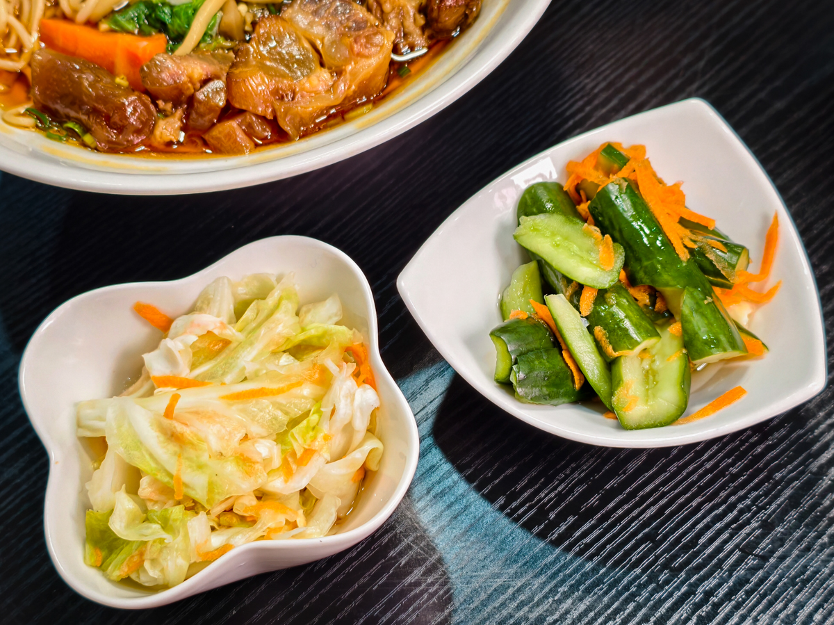 [高雄]沃牛麵館-岡山羊肉一條街旁巷弄高雄牛肉麵!必吃肉超嫩巨棒牛膝麵~剁椒肥腸麵辣得涮嘴 @美食好芃友（芃芃）