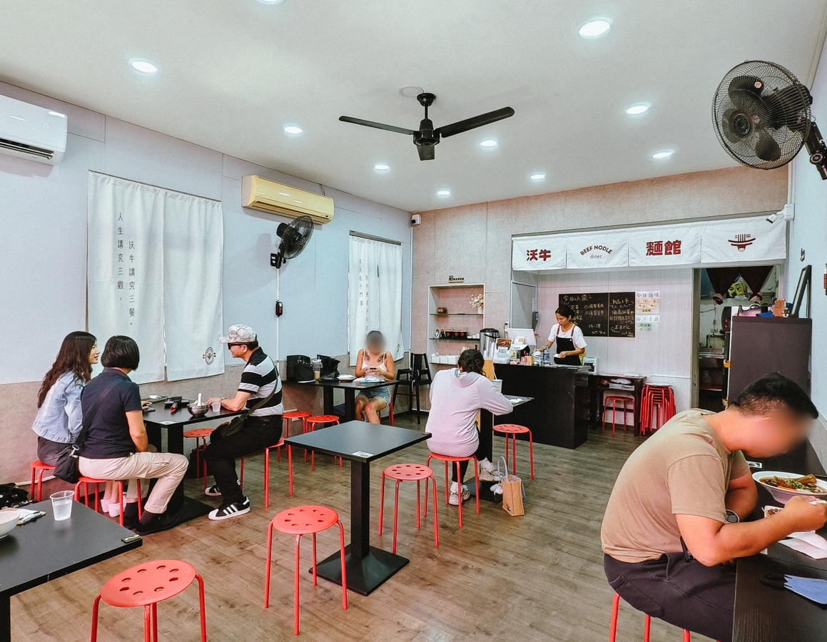 [高雄]沃牛麵館-岡山羊肉一條街旁巷弄高雄牛肉麵!必吃肉超嫩巨棒牛膝麵~剁椒肥腸麵辣得涮嘴 @美食好芃友（芃芃）