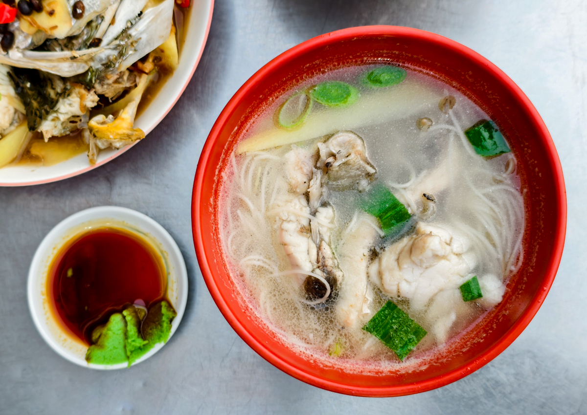 [高雄]秋霞鱸魚麵線-在地老饕推薦!超鮮高雄鱸魚麵線~高雄自強夜市50年老味道 @美食好芃友（芃芃）
