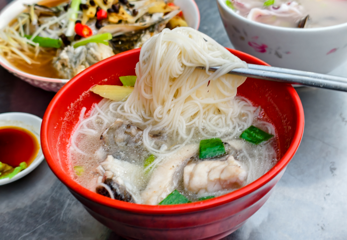 [高雄]秋霞鱸魚麵線-在地老饕推薦!超鮮高雄鱸魚麵線~高雄自強夜市50年老味道 @美食好芃友（芃芃）