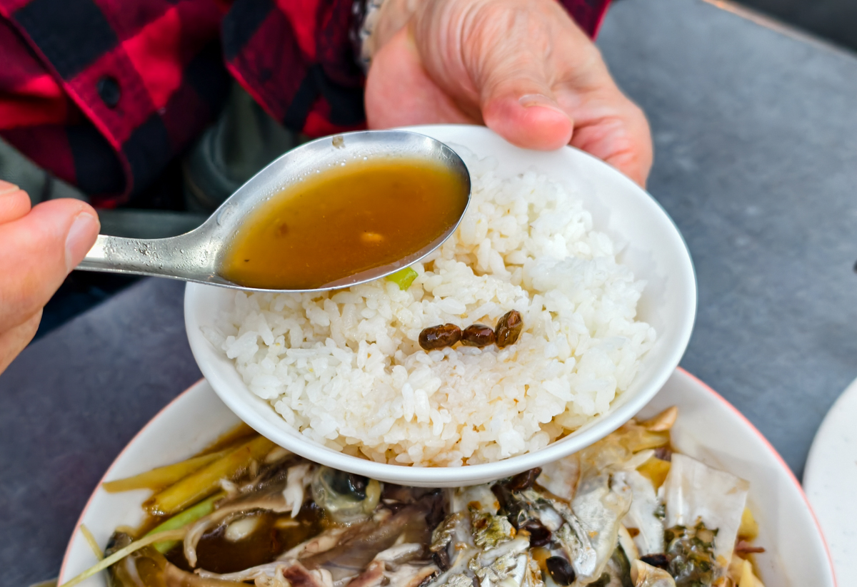 [高雄]秋霞鱸魚麵線-在地老饕推薦!超鮮高雄鱸魚麵線~高雄自強夜市50年老味道 @美食好芃友（芃芃）