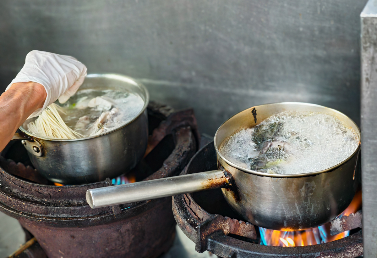 [高雄]秋霞鱸魚麵線-在地老饕推薦!超鮮高雄鱸魚麵線~高雄自強夜市50年老味道 @美食好芃友（芃芃）