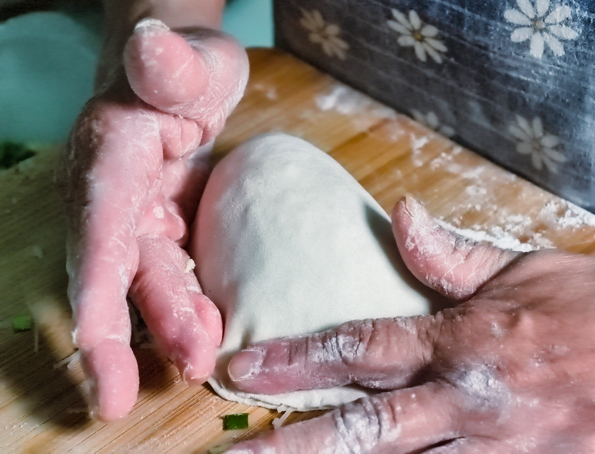 [高雄]無名排隊美食蔥抓餅-果貿社區隱藏版!超大顆爆汁豬肉餡餅、超厚韭菜盒 @美食好芃友（芃芃）