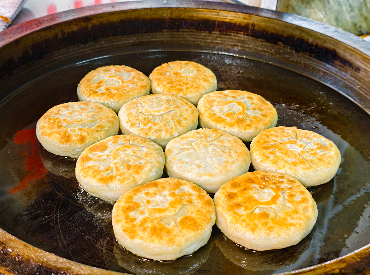 [高雄]無名排隊美食蔥抓餅-果貿社區隱藏版!超大顆爆汁豬肉餡餅、超厚韭菜盒 @美食好芃友（芃芃）