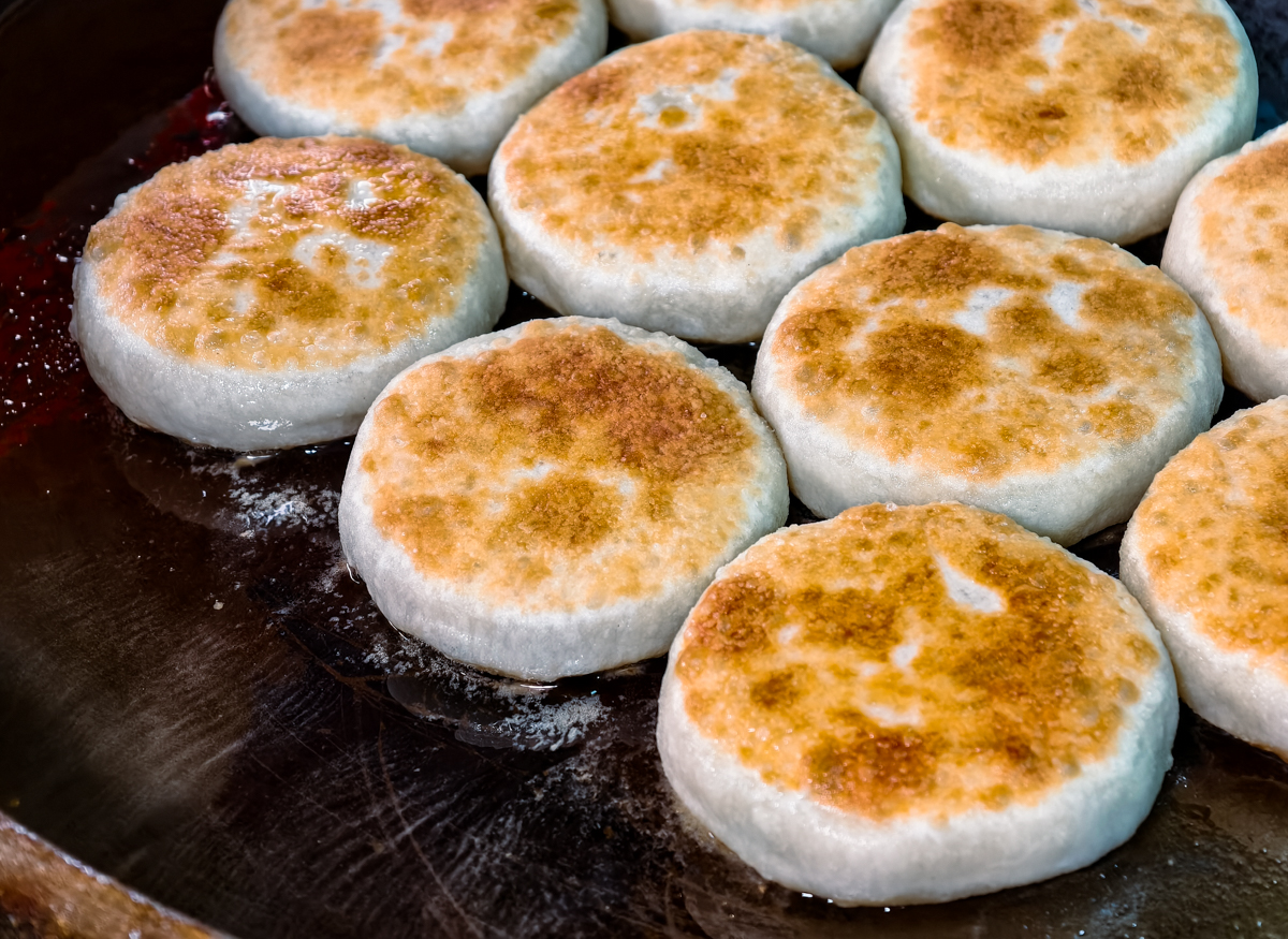 [高雄]無名排隊美食蔥抓餅-果貿社區隱藏版!超大顆爆汁豬肉餡餅、超厚韭菜盒 @美食好芃友（芃芃）