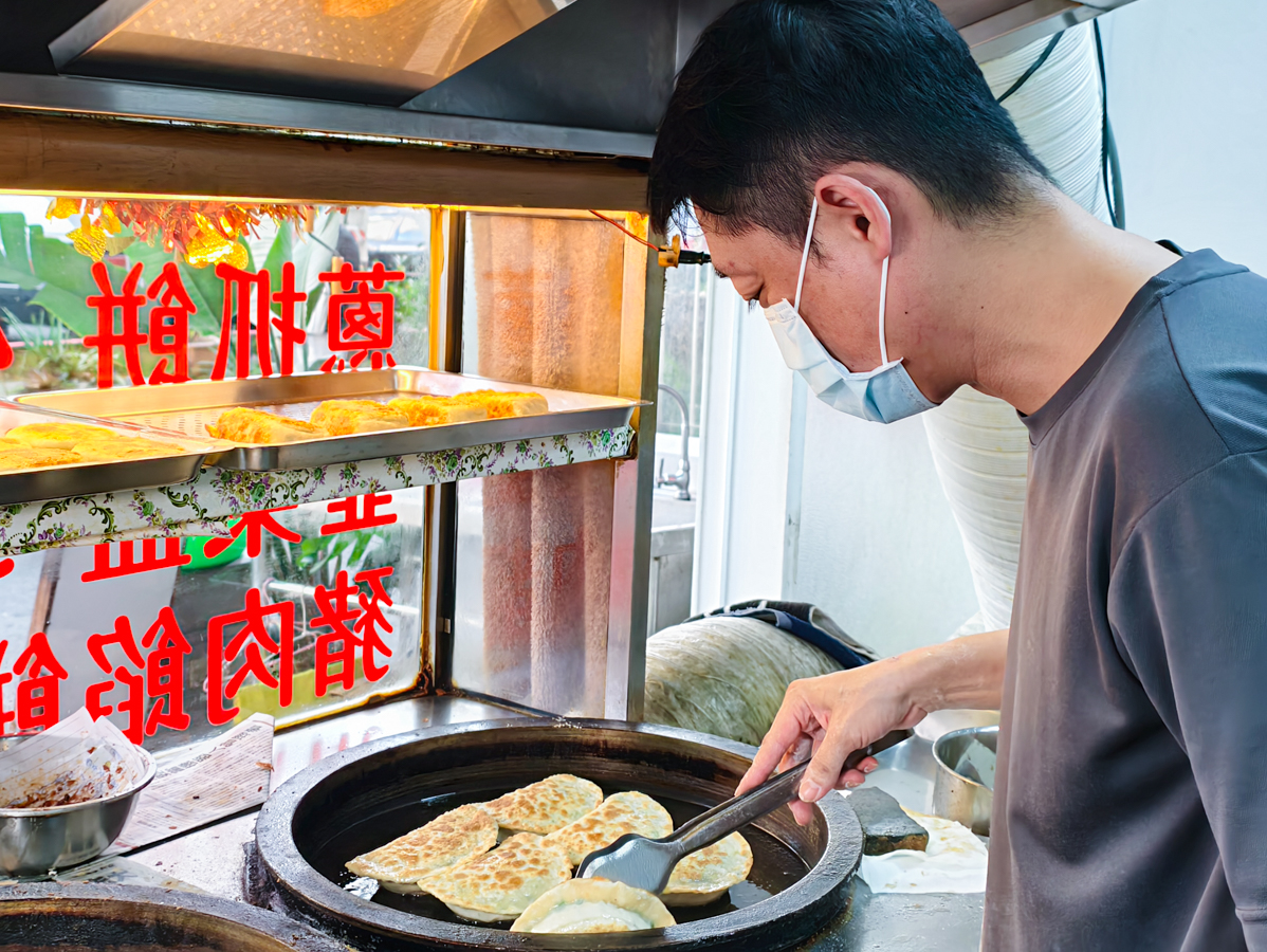 [高雄]無名排隊美食蔥抓餅-果貿社區隱藏版!超大顆爆汁豬肉餡餅、超厚韭菜盒 @美食好芃友（芃芃）