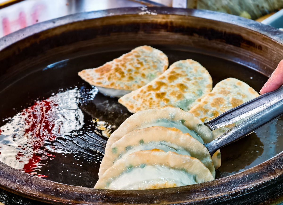 [高雄]無名排隊美食蔥抓餅-果貿社區隱藏版!超大顆爆汁豬肉餡餅、超厚韭菜盒 @美食好芃友（芃芃）