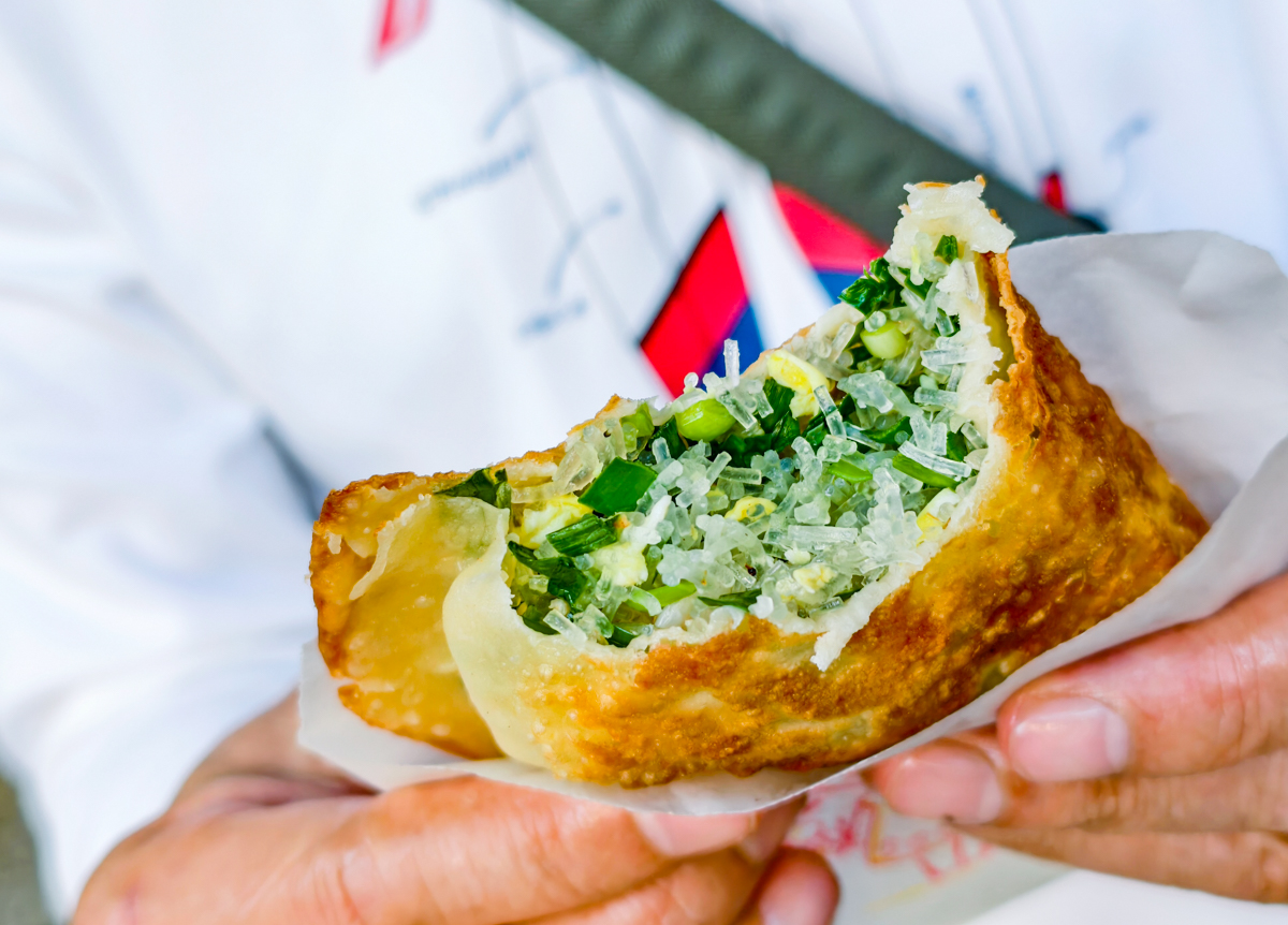 [高雄]無名排隊美食蔥抓餅-果貿社區隱藏版!超大顆爆汁豬肉餡餅、超厚韭菜盒 @美食好芃友（芃芃）