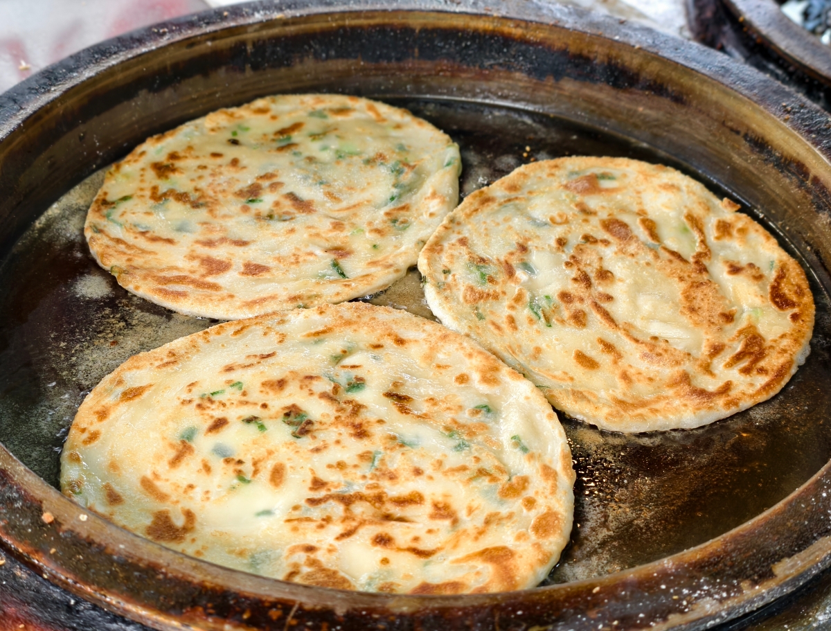 [高雄]無名排隊美食蔥抓餅-果貿社區隱藏版!超大顆爆汁豬肉餡餅、超厚韭菜盒 @美食好芃友（芃芃）