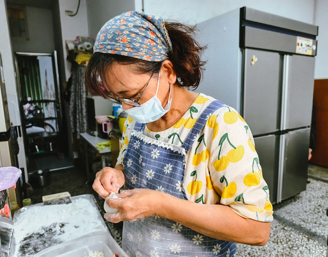 [高雄]無名排隊美食蔥抓餅-果貿社區隱藏版!超大顆爆汁豬肉餡餅、超厚韭菜盒 @美食好芃友（芃芃）