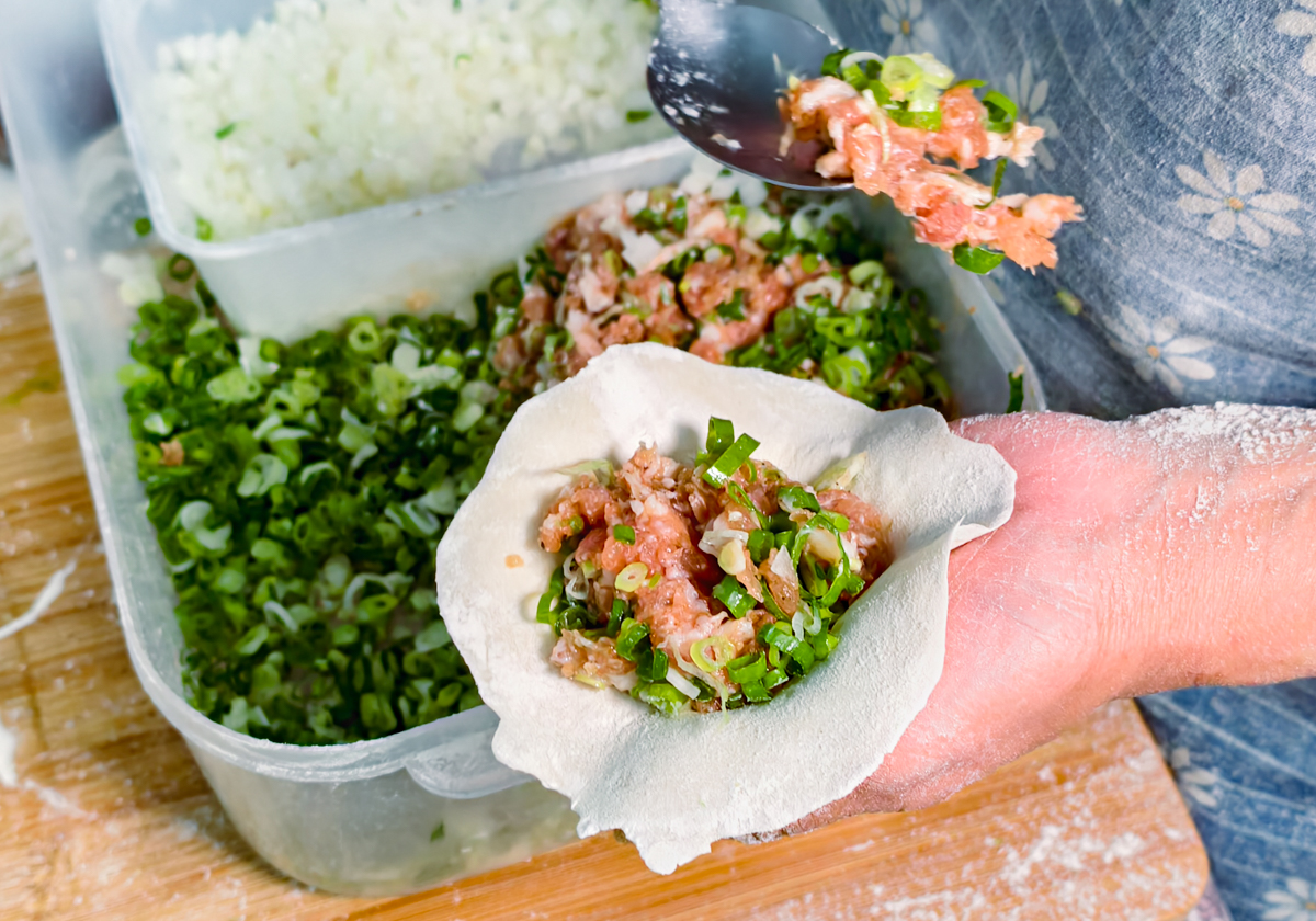 [高雄]無名排隊美食蔥抓餅-果貿社區隱藏版!超大顆爆汁豬肉餡餅、超厚韭菜盒 @美食好芃友（芃芃）