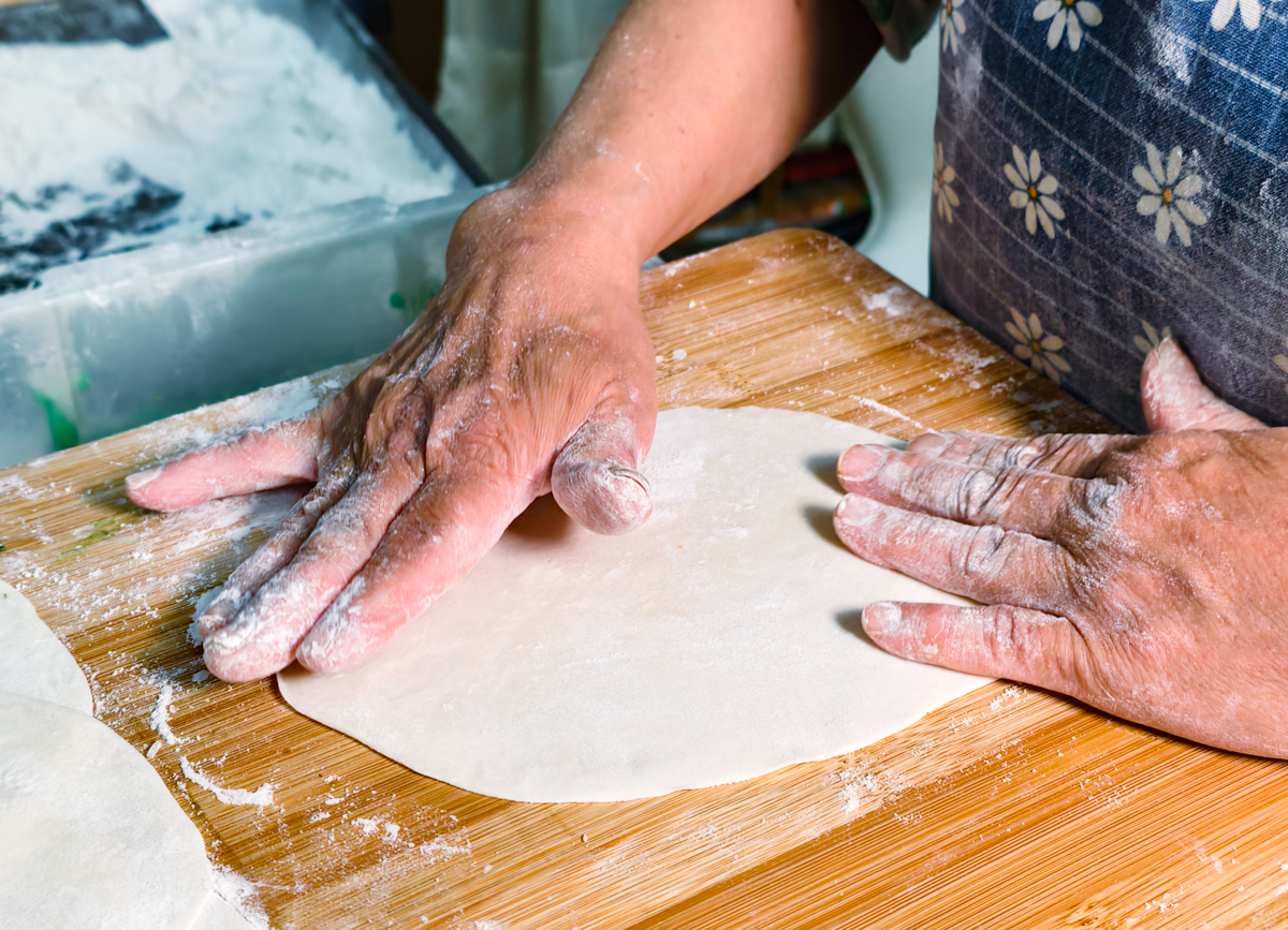 [高雄]無名排隊美食蔥抓餅-果貿社區隱藏版!超大顆爆汁豬肉餡餅、超厚韭菜盒 @美食好芃友（芃芃）