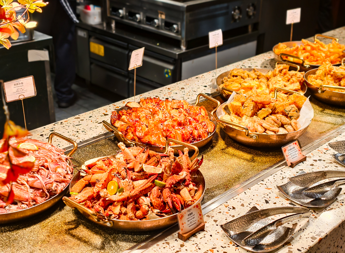 [高雄]高雄日航SERENA全日餐廳-高雄自助餐秋冬吃蟹第一選擇!有爆蛋紅蟳的螃蟹山! @美食好芃友（芃芃）