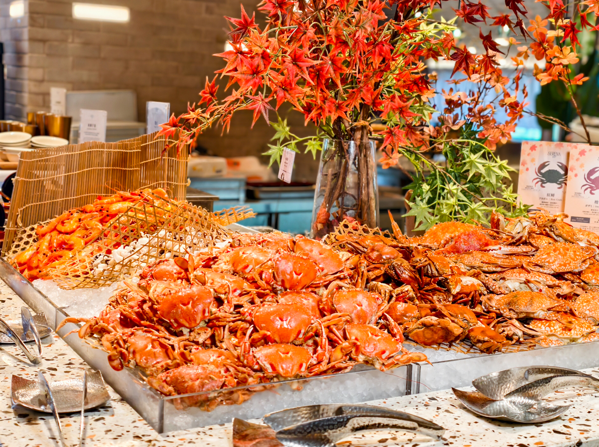 [高雄]高雄日航SERENA全日餐廳-高雄自助餐秋冬吃蟹第一選擇!有爆蛋紅蟳的螃蟹山! @美食好芃友（芃芃）
