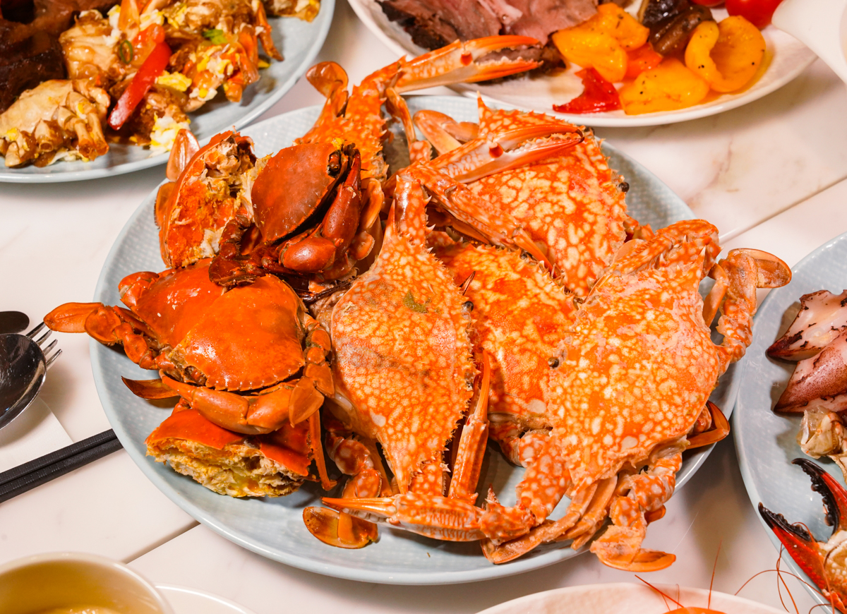 [高雄]高雄日航SERENA全日餐廳-高雄自助餐秋冬吃蟹第一選擇!有爆蛋紅蟳的螃蟹山! @美食好芃友（芃芃）