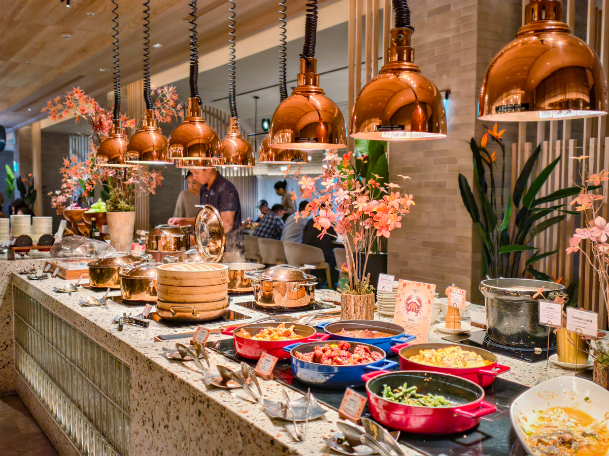 [高雄]高雄日航SERENA全日餐廳-高雄自助餐秋冬吃蟹第一選擇!有爆蛋紅蟳的螃蟹山! @美食好芃友（芃芃）