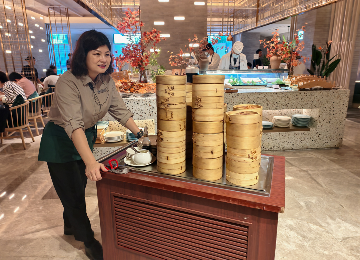 [高雄]高雄日航SERENA全日餐廳-高雄自助餐秋冬吃蟹第一選擇!有爆蛋紅蟳的螃蟹山! @美食好芃友（芃芃）